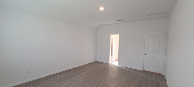 Building Photo - Luxury Vinyl Plank (No Carpet) /  Fridge I...