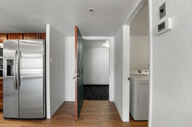 Building Photo - Welcome to this fabulous 2-bedroom, 2-bathroom condo in the heart of South Scottsdale!