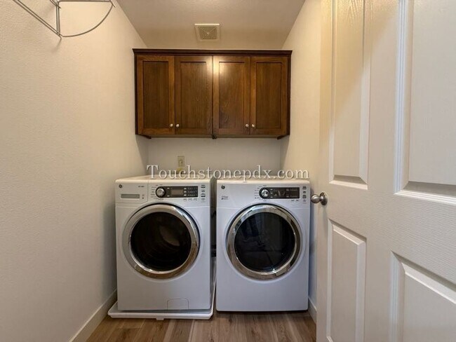 Building Photo - 16316 SE Scoria Ln