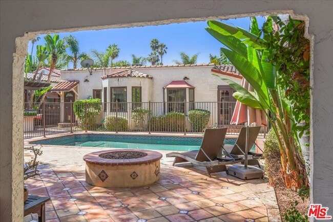 Building Photo - 6119 Del Valle Dr