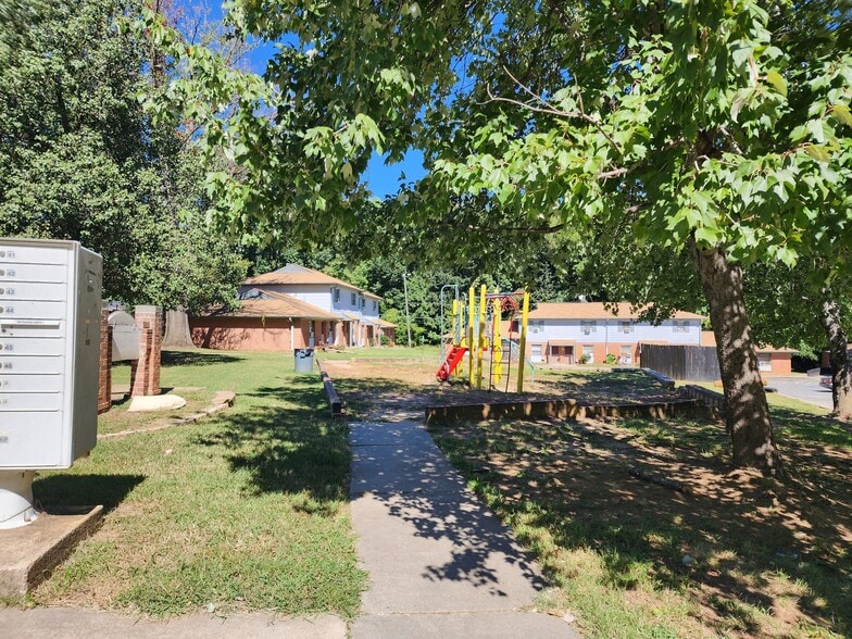 Building Photo - 818 Villa Ct