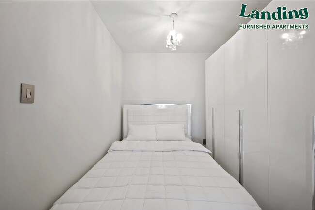 Building Photo - 371 E 10th St