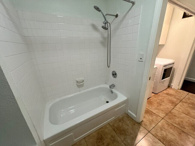 Building Photo - Remodeled 2 Bed, 2 Bath Unit in Downtown S...