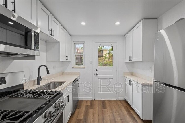 Building Photo - 1419 Dagmar Ave