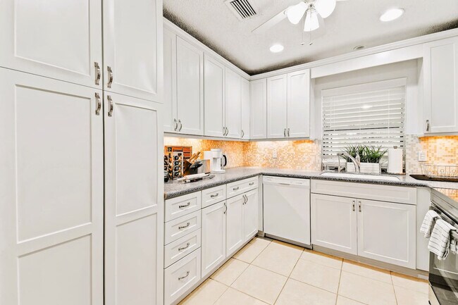Building Photo - 9126 E Highland Pines Blvd