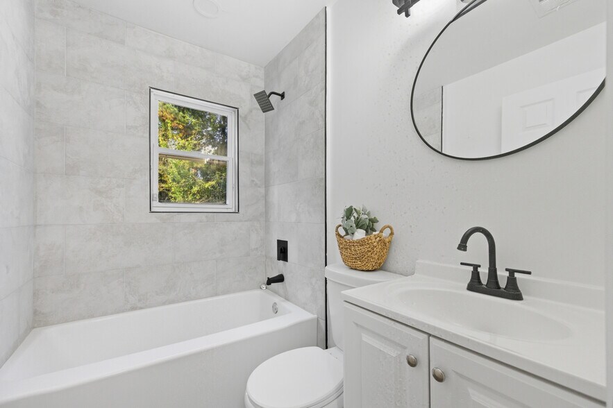 Building Photo - 3192 Oakcliff Rd NW