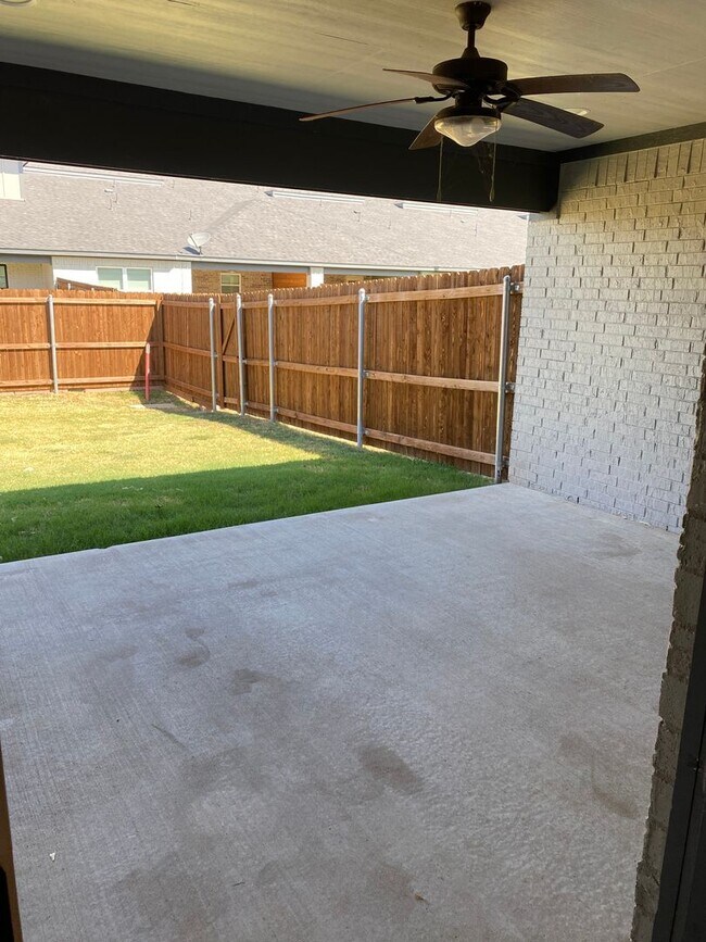 Building Photo - Beautiful Townhome in Great Location