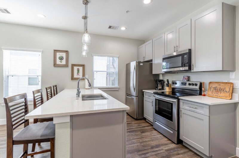 Building Photo - 144 W 5th St