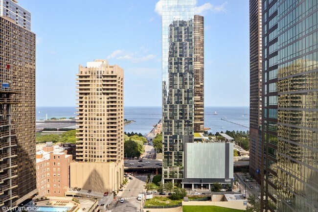 Building Photo - 512 N McClurg Ct