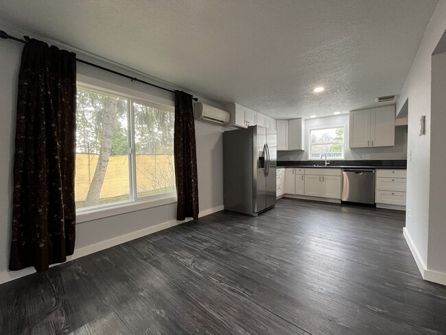 Building Photo - Updated Single-Level 3BD/2BA Home with Stainless Appliances, Expansive Yard & Flexible Layout