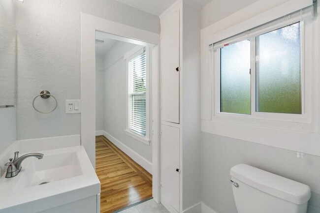 Building Photo - Fully Renovated 1 Bedroom in Downtown Palo...