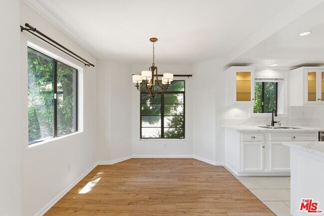Building Photo - 13025 Moorpark St