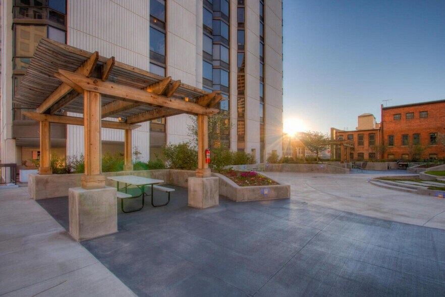 Building Photo - 1675 Larimer St