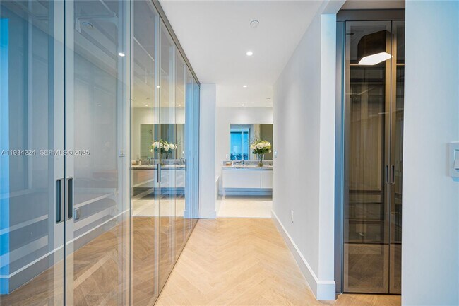 Building Photo - 700 NE 26th Terrace