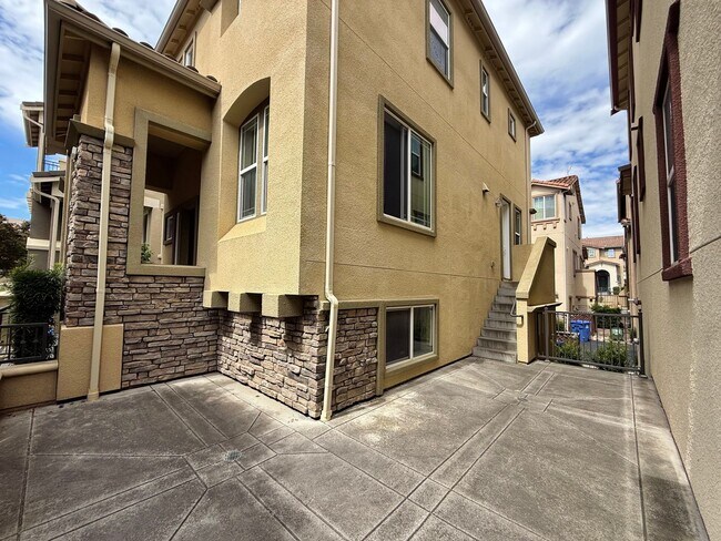 Building Photo - $4,400 / Beautiful 3BR + Bonus Room / 2.5BA Single-Family Home in Warm Springs, Fremont