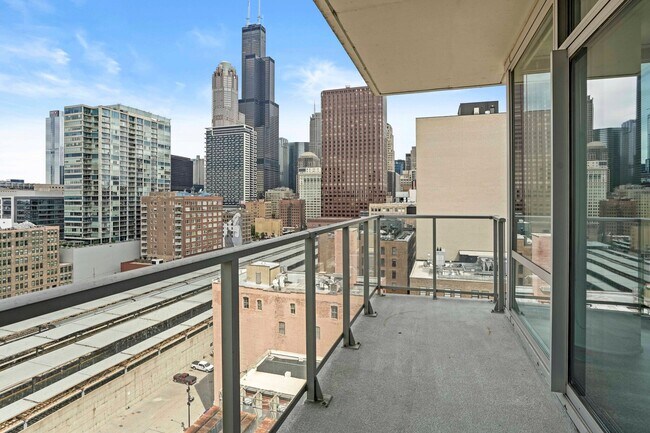Building Photo - 740 S Clark St