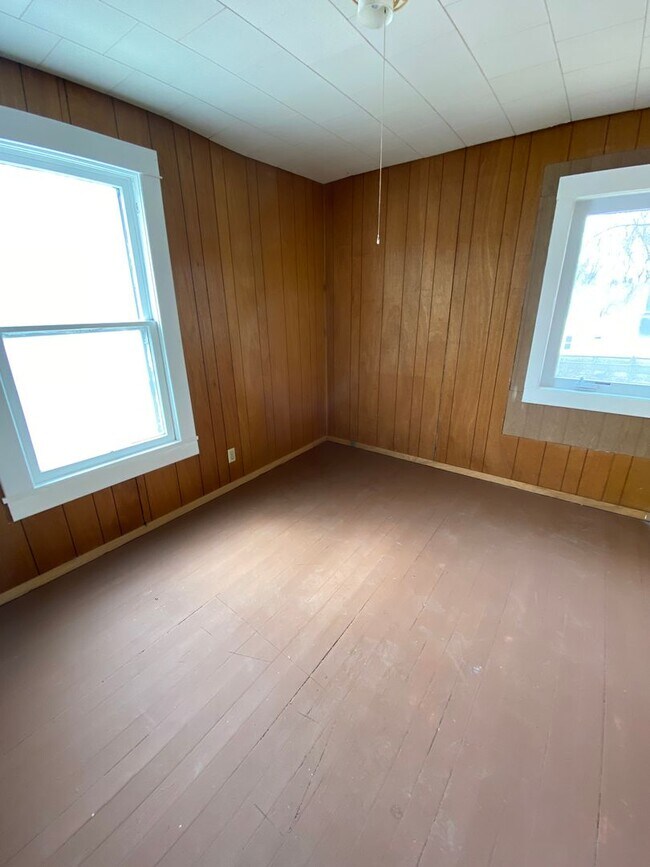 Building Photo - Spacious Home Available Now!