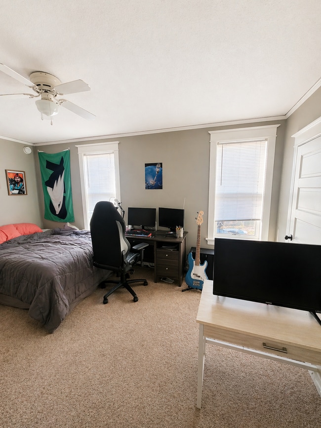 Building Photo - AVAILABLE JUNE - 3 Bed 1 Bath w/ Bonus Attic Hangout