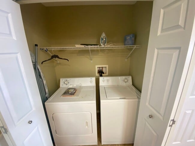 Building Photo - Beautiful 2 + 2 Villa, Turnkey ANNUAL Leas...