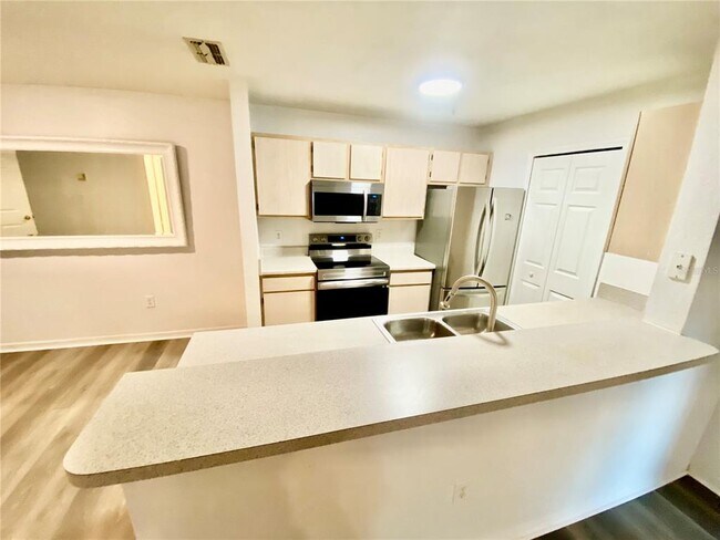 Building Photo - 5463 Vineland Rd