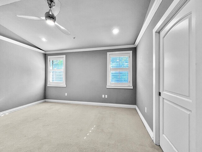 Building Photo - Upgraded Town Home