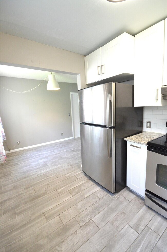 Building Photo - 144 Mansfield D