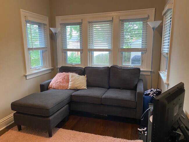 Building Photo - Large Spacious Home with 2 Car Garage in South Hampton