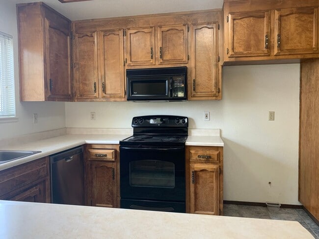 Building Photo - Make this your new home!