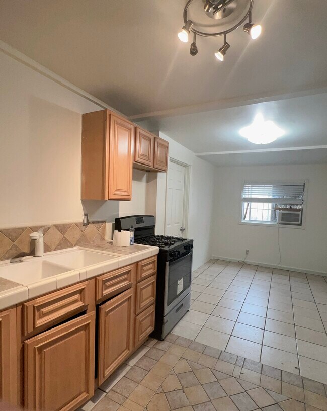 Building Photo - 1016 E Ross Ave