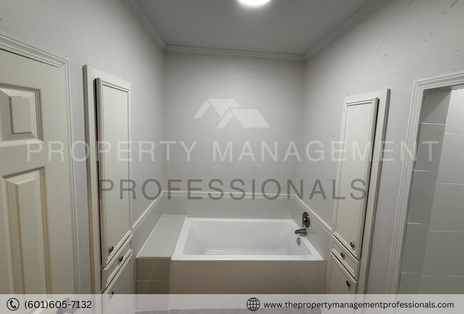 Building Photo - Renovated beauty near the country club and golf course!