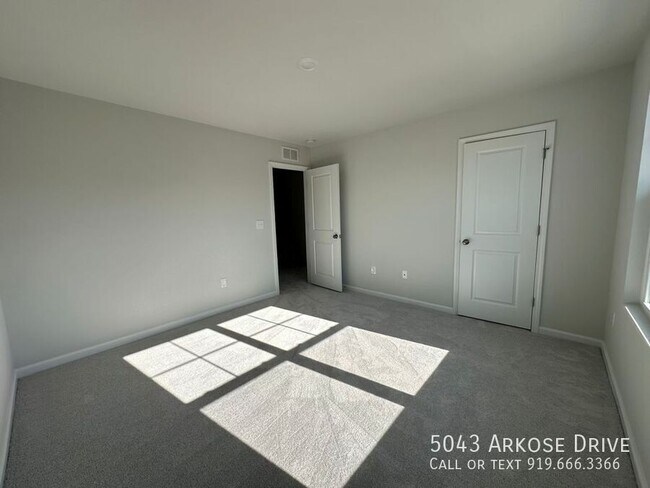 Building Photo - 5043 Arkose Dr