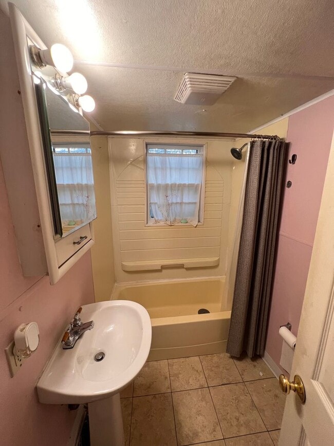 Building Photo - Cozy 2 bedroom Home on Muscatine Ave in Iowa City