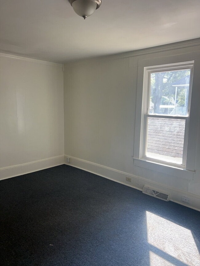 Building Photo - "Charming 2-Bedroom Retreat in Greenville – Ideal Location on W. 6th Street!"