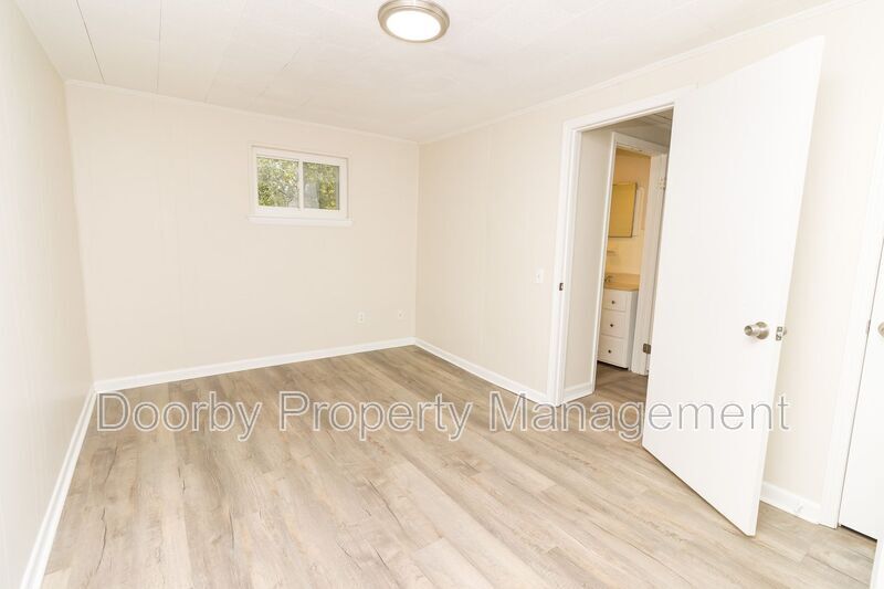 Building Photo - 936 Ely Rd