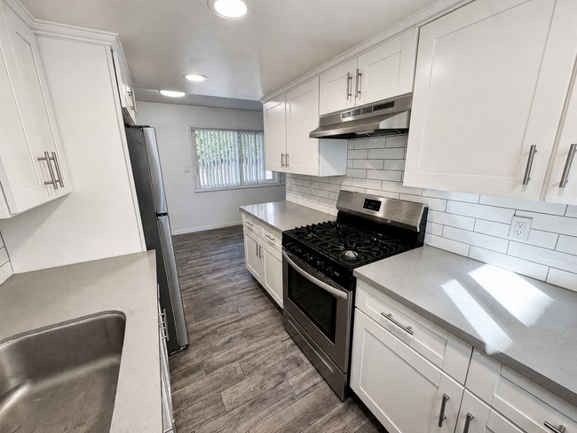 Building Photo - 211 E Santa Paula St