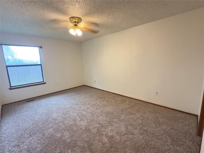 Building Photo - 217 Woodbridge Cir