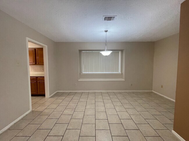 Building Photo - 2126 Collingsfield Dr