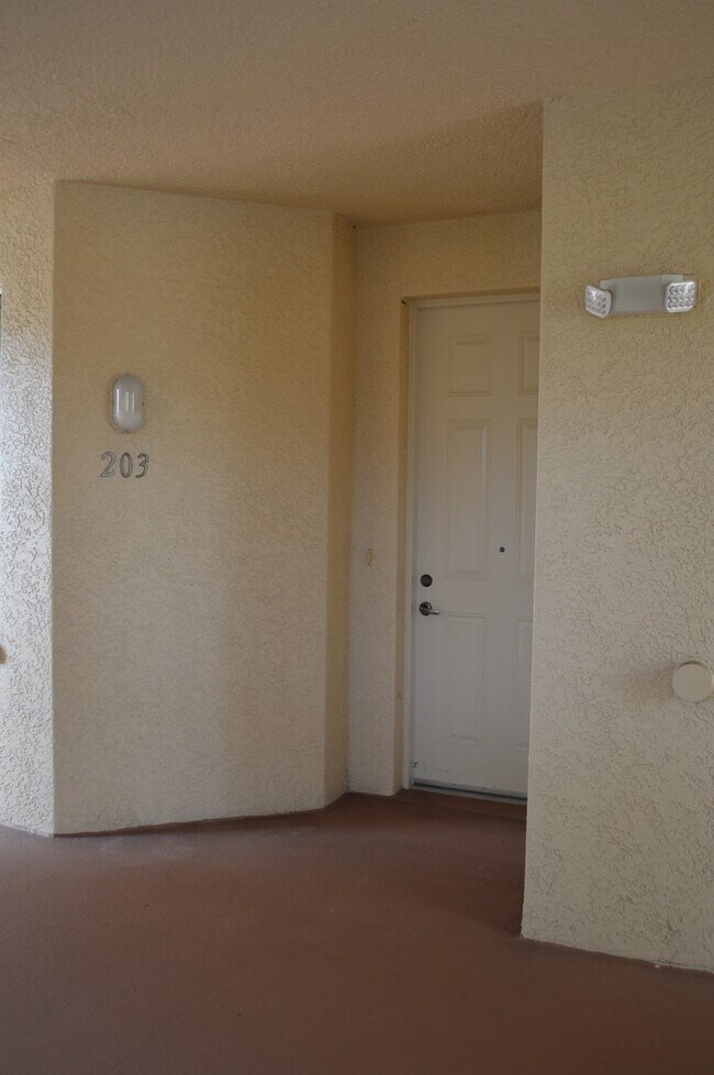 Building Photo - GREAT CONDO IN CAPE CORAL 2+ DEN/2  $1,800!!