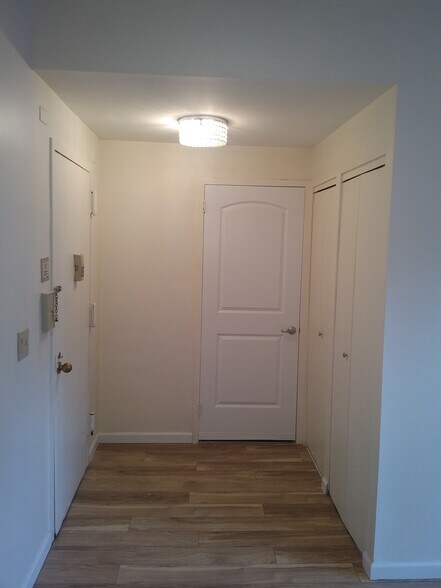 Apartment Entrance & Hallway - 111 Mulberry St