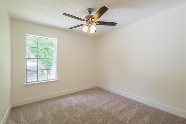 Building Photo - 1311 Sand Stone Dr