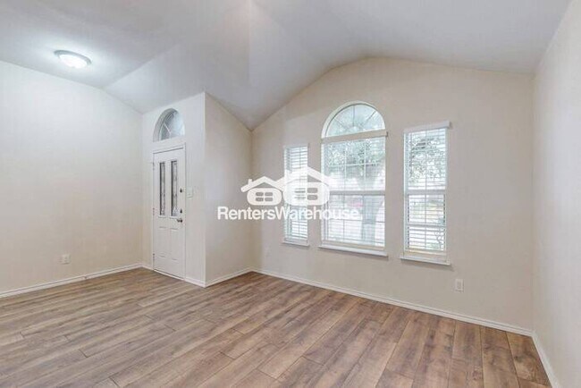 Building Photo - MOVE IN Special One Month Rent Free READY ...