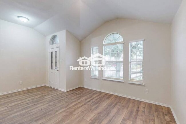 Building Photo - READY FOR MOVE-IN, 3-BEDROOM, 2-BATH HOME ...