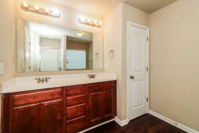 Building Photo - 618 Royal Crest Ct