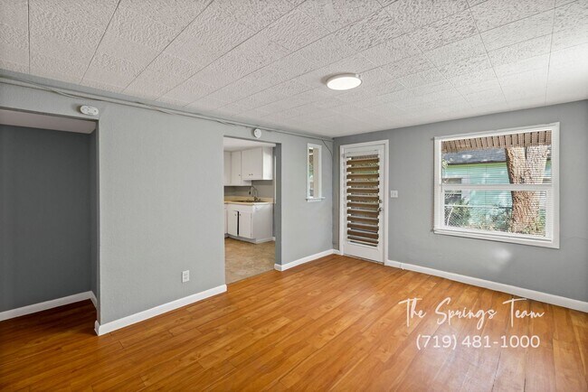 Building Photo - Charming Westside Duplex - NO RENT TILL JANUARY