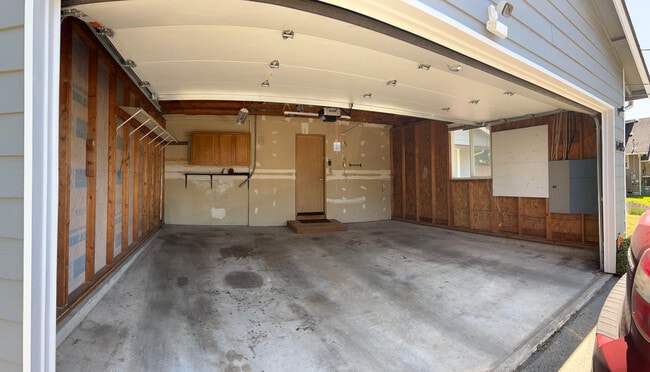 Building Photo - 6405 S Alder St