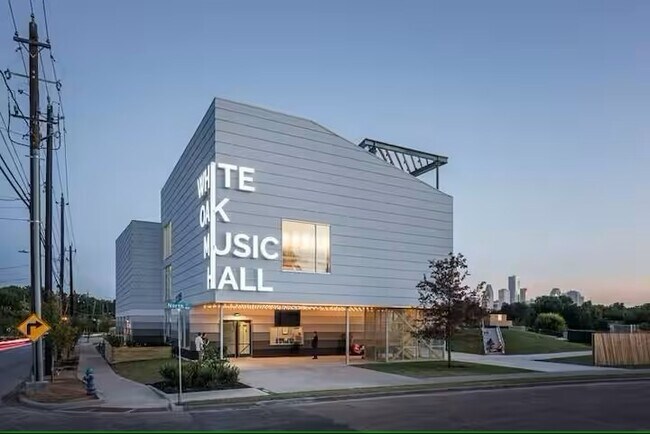 Building Photo - 1528 Chestnut St