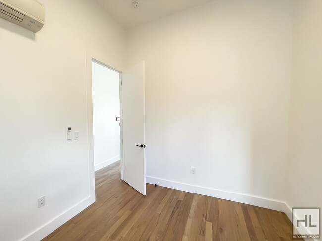 Building Photo - South Williamsburg / No Fee / Spacious 3-B...