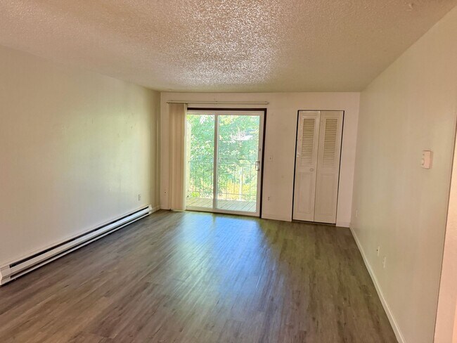 Building Photo - Single level top floor 2 bed Flat w/nice sized deck