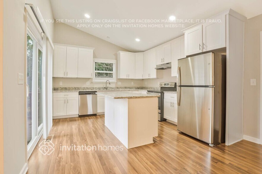 Building Photo - 2621 Windridge Dr
