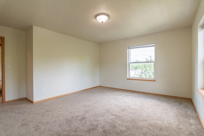 Building Photo - 508 NE Graham St